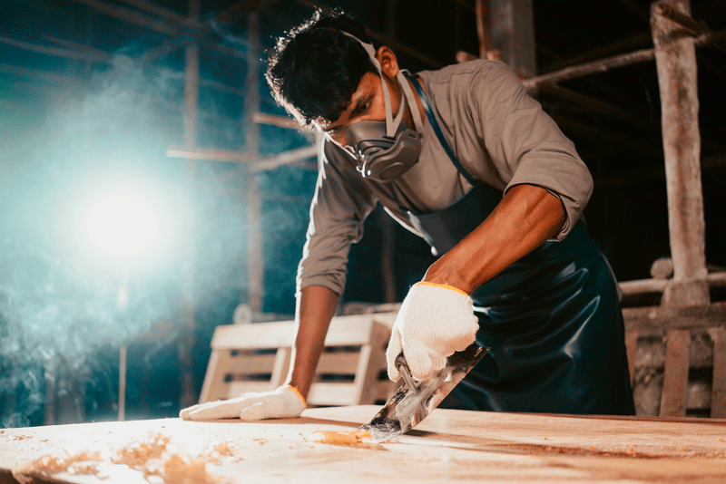 trabajador de madera confiado carpintero experto trabajando en la fabrica